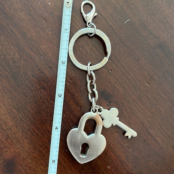 Silver heart & key keychain - Picture 6 of 7